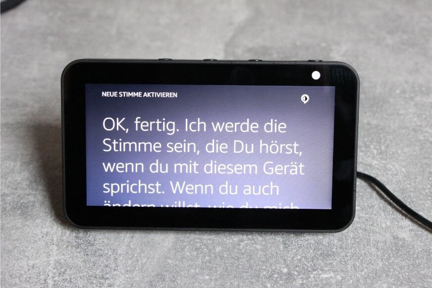 Auf Amazons Echo Show wurde die Stimme von Alexa nach einem Sprachbefehl geändert und Alexa spricht mit der männlichen Stimme